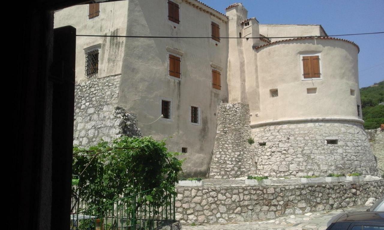 Old Castle Apartment Бакар Екстериор снимка